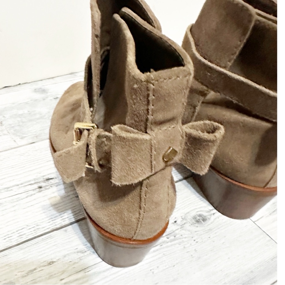 kate spade new York TALEY Light Taupe Suede Leather Ankle Boots Bow Logo Sz 6 - Picture 4 of 9